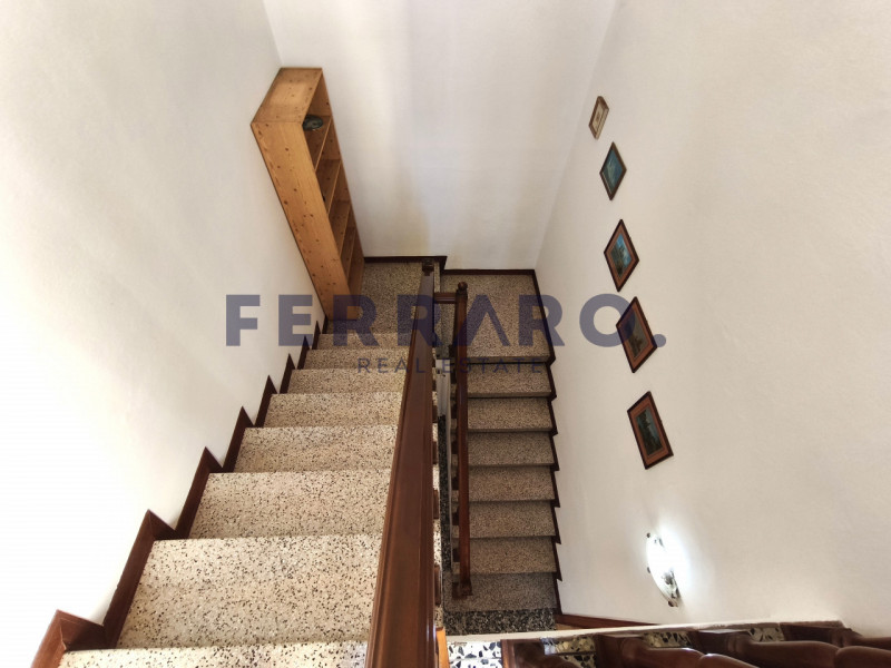 Proponiamo casa singola terratetto in vendita a Dosson di Casier, codice SV3.
Con una superficie ...