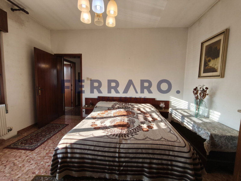 Proponiamo casa singola terratetto in vendita a Dosson di Casier, codice SV3.
Con una superficie ...