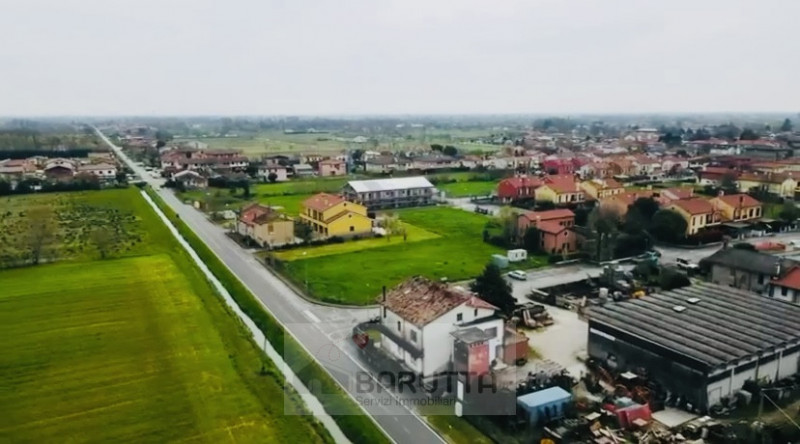 In una delle zone più tranquille e richieste della provincia di Venezia, precisamente nel cuore d...