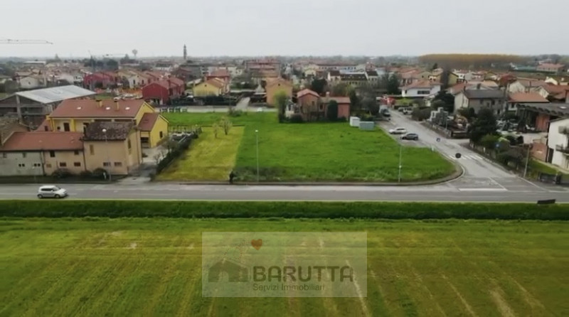 In una delle zone più tranquille e richieste della provincia di Venezia, precisamente nel cuore d...