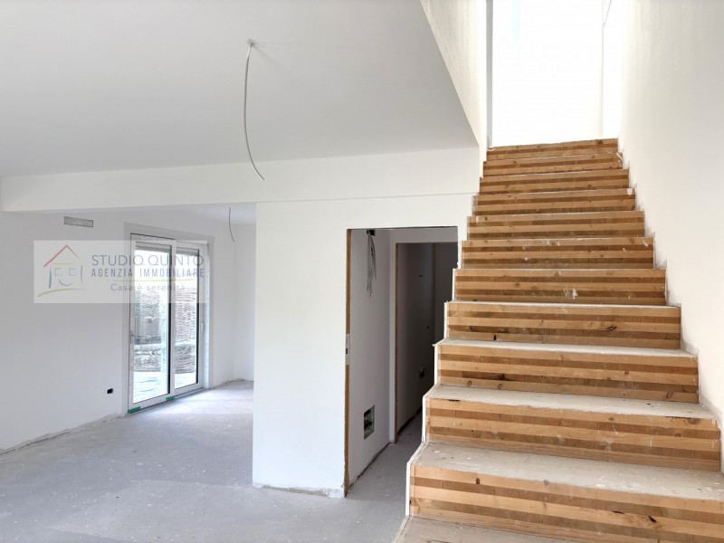 In una tranquilla zona residenziale e con ampi parcheggi, presentiamo questa villa bifamiliare a ...