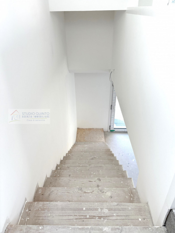 In una tranquilla zona residenziale e con ampi parcheggi, presentiamo questa villa bifamiliare a ...