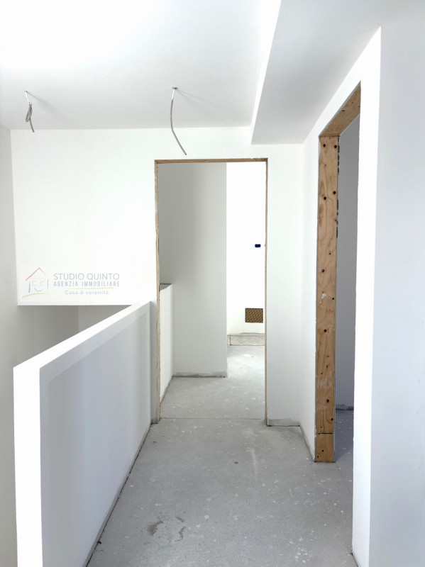 In una tranquilla zona residenziale e con ampi parcheggi, presentiamo questa villa bifamiliare a ...