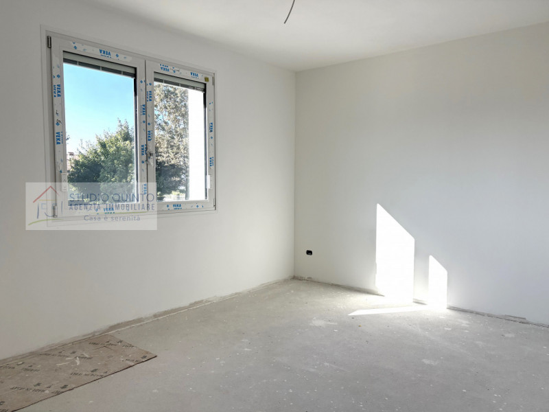 In una tranquilla zona residenziale e con ampi parcheggi, presentiamo questa villa bifamiliare a ...