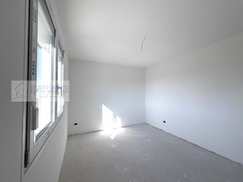 In una tranquilla zona residenziale e con ampi parcheggi, presentiamo questa villa bifamiliare a ...