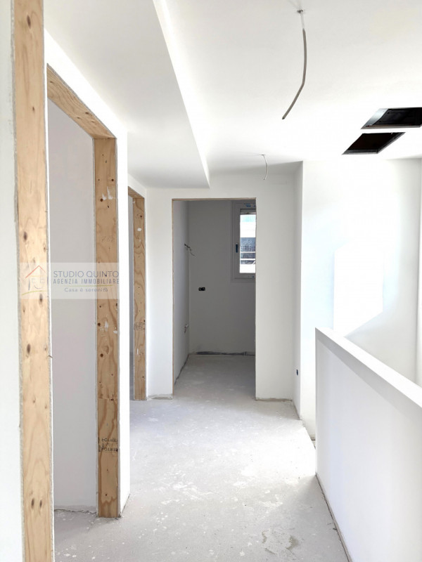 In una tranquilla zona residenziale e con ampi parcheggi, presentiamo questa villa bifamiliare a ...