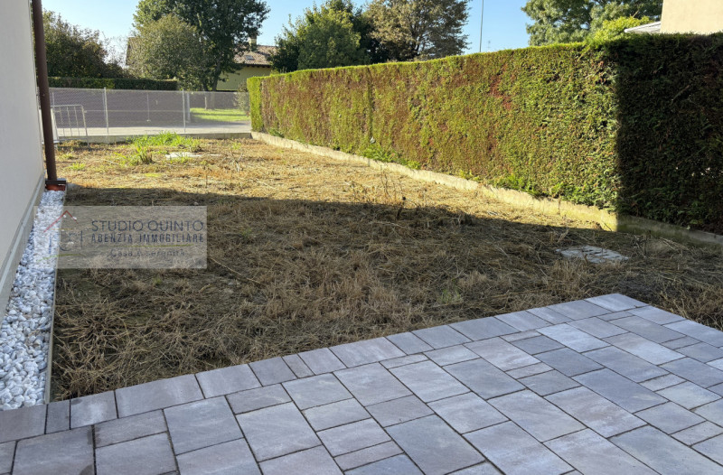 In una tranquilla zona residenziale e con ampi parcheggi, presentiamo questa villa bifamiliare a ...