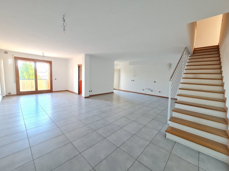 Attico situato nel cuore di Montegrotto Terme dalla metratura importante, posizionato al secondo ...