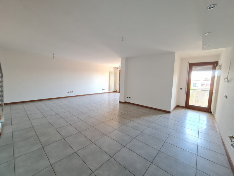 Attico situato nel cuore di Montegrotto Terme dalla metratura importante, posizionato al secondo ...