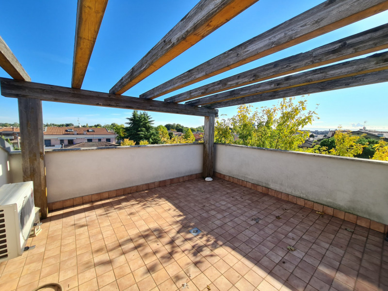 Attico situato nel cuore di Montegrotto Terme dalla metratura importante, posizionato al secondo ...