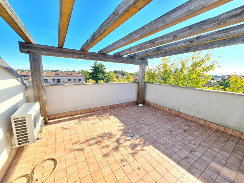 Attico situato nel cuore di Montegrotto Terme dalla metratura importante, posizionato al secondo ...