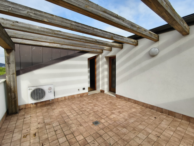 Attico situato nel cuore di Montegrotto Terme dalla metratura importante, posizionato al secondo ...