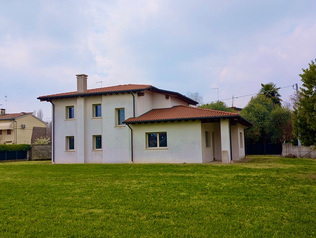 Scoprite questa straordinaria casa singola  situata nel cuore di Piombino Dese, nella zona più be...