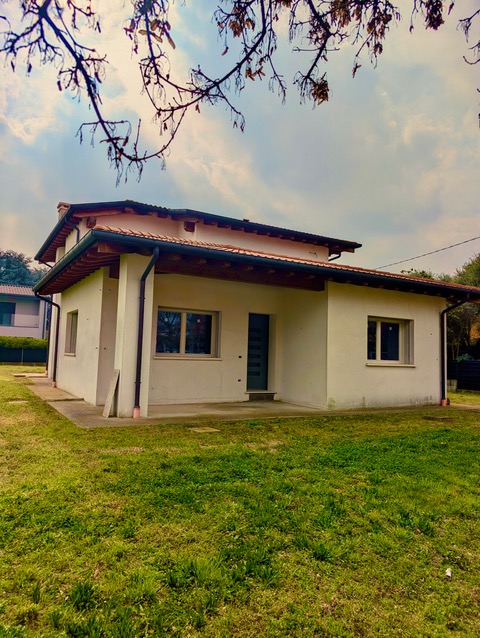 Scoprite questa straordinaria casa singola  situata nel cuore di Piombino Dese, nella zona più be...