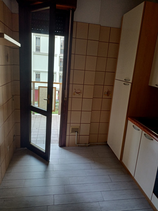 APPARTAMENTO IN ZONA CENTRALE, al II° piano con ascensore, composto da ingresso, soggiorno, cucin...