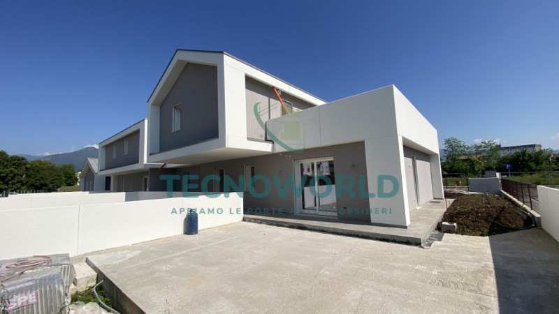 THIENE. Di nuova realizzazione soluzione TRICAMERE al piano terra con 200mq di giardino.

L'immob...