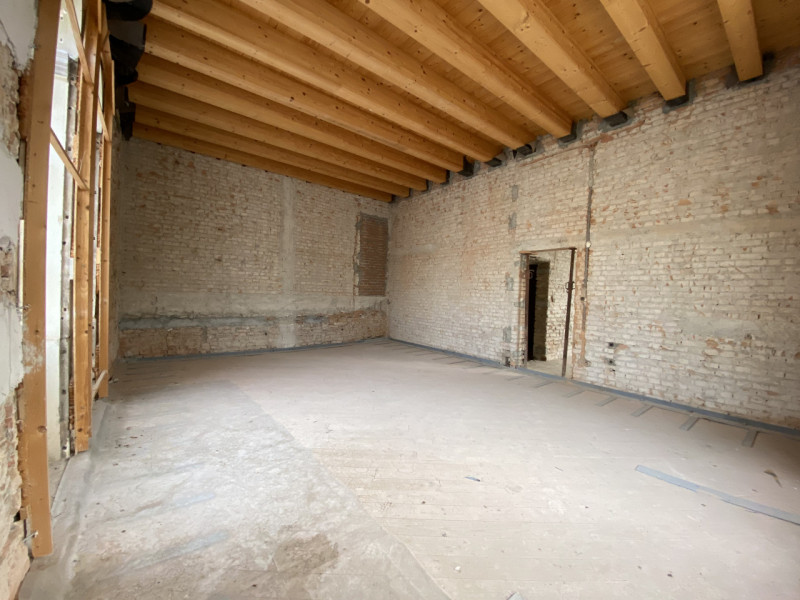 La Base Agenzia Immobiliare è lieta di presentare in vendita un delizioso appartamento trilocale ...