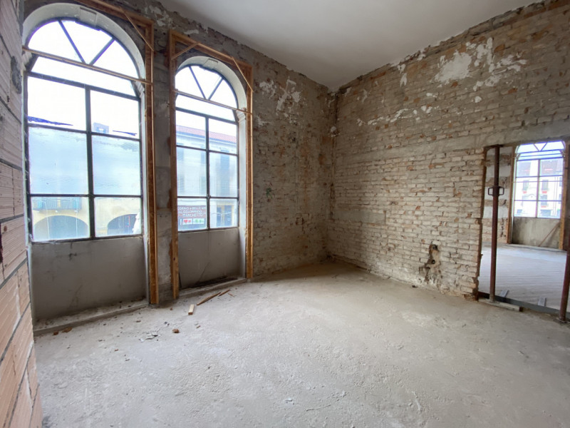 La Base Agenzia Immobiliare è lieta di presentare in vendita un delizioso appartamento trilocale ...