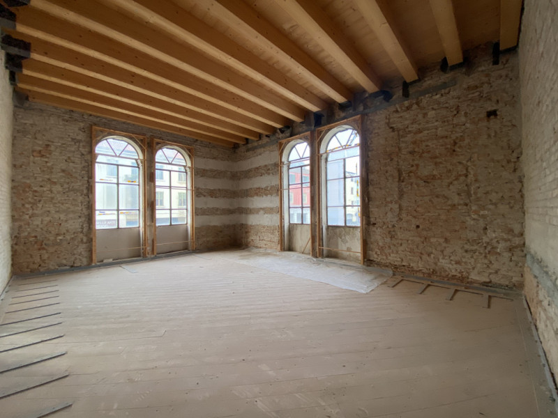 La Base Agenzia Immobiliare è lieta di presentare in vendita un delizioso appartamento trilocale ...