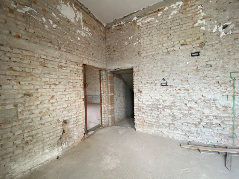 La Base Agenzia Immobiliare è lieta di presentare in vendita un delizioso appartamento trilocale ...