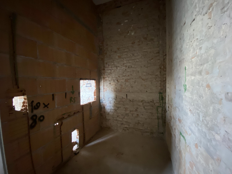 La Base Agenzia Immobiliare è lieta di presentare in vendita un delizioso appartamento trilocale ...