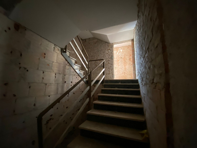 La Base Agenzia Immobiliare è lieta di presentare in vendita un delizioso appartamento trilocale ...