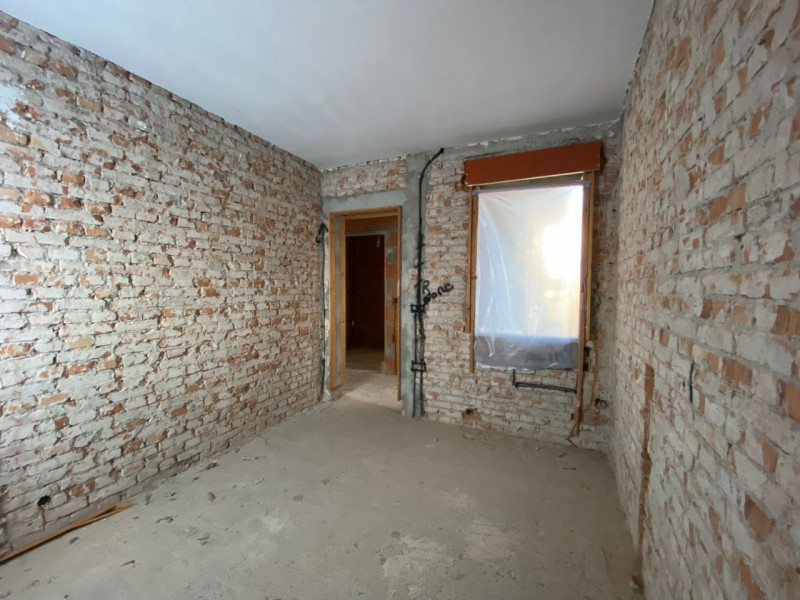 La Base Agenzia Immobiliare è lieta di presentare in vendita un delizioso appartamento trilocale ...