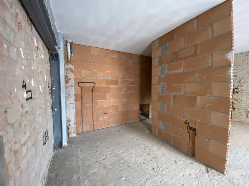 La Base Agenzia Immobiliare è lieta di presentare in vendita un delizioso appartamento trilocale ...