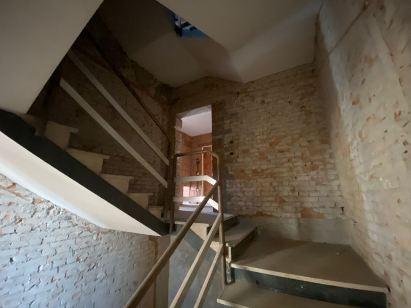 La Base Agenzia Immobiliare è lieta di presentare in vendita un delizioso appartamento trilocale ...