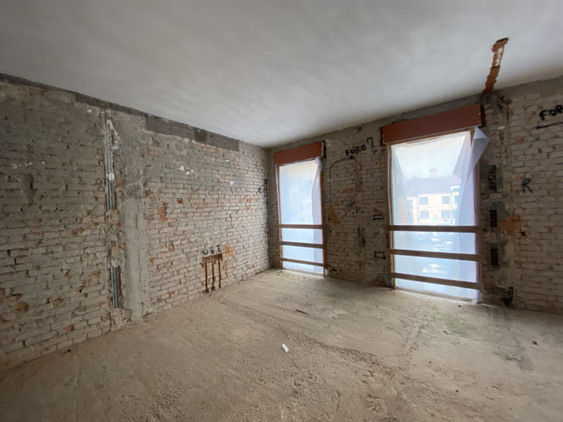 La Base Agenzia Immobiliare è lieta di presentare in vendita un delizioso appartamento trilocale ...