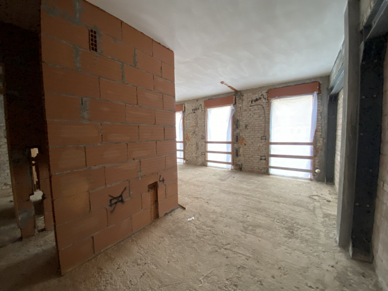 La Base Agenzia Immobiliare è lieta di presentare in vendita un delizioso appartamento trilocale ...