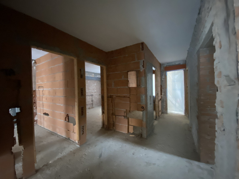 La Base Agenzia Immobiliare è lieta di presentare in vendita un delizioso appartamento trilocale ...