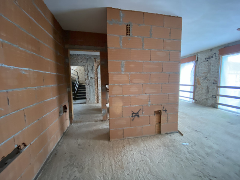 La Base Agenzia Immobiliare è lieta di presentare in vendita un delizioso appartamento trilocale ...