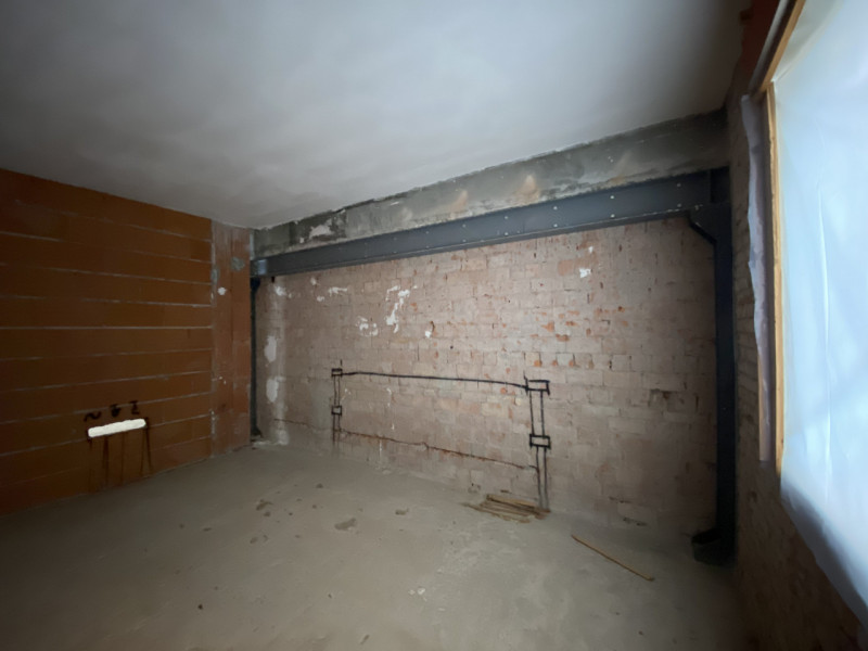 La Base Agenzia Immobiliare è lieta di presentare in vendita un delizioso appartamento trilocale ...