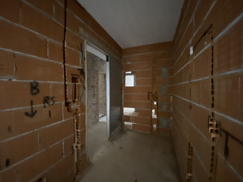 La Base Agenzia Immobiliare è lieta di presentare in vendita un delizioso appartamento trilocale ...