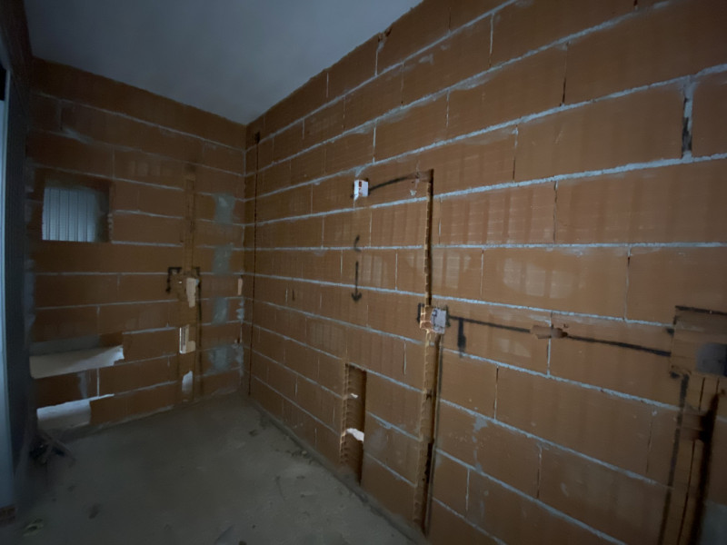 La Base Agenzia Immobiliare è lieta di presentare in vendita un delizioso appartamento trilocale ...