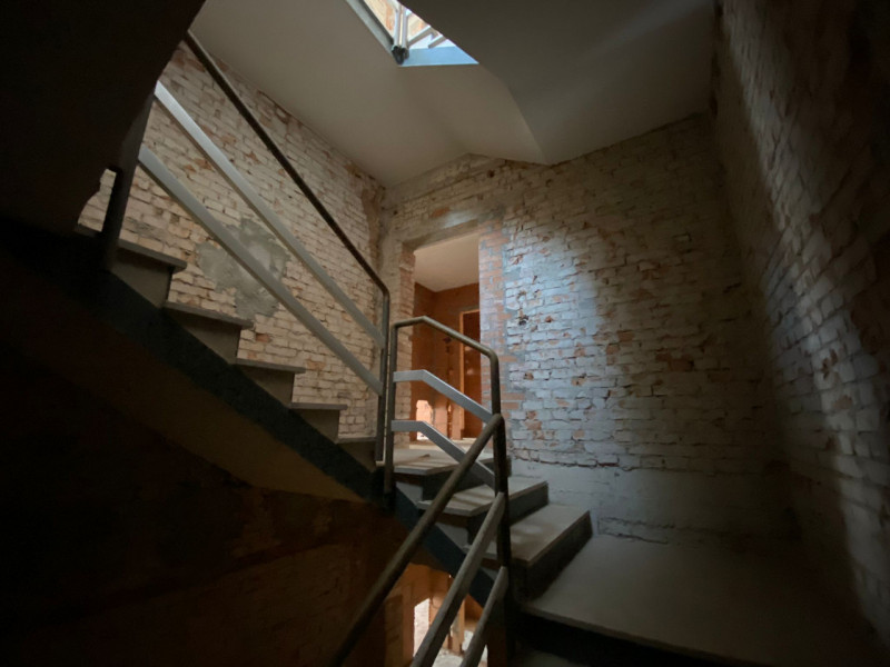 La Base Agenzia Immobiliare è lieta di presentare in vendita un delizioso appartamento trilocale ...