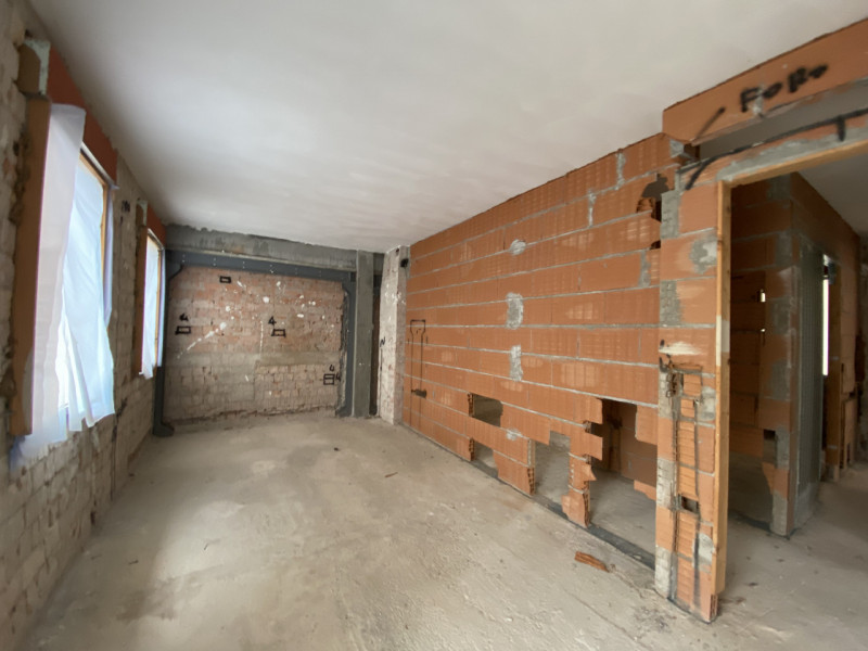 La Base Agenzia Immobiliare è lieta di presentare in vendita un delizioso appartamento trilocale ...