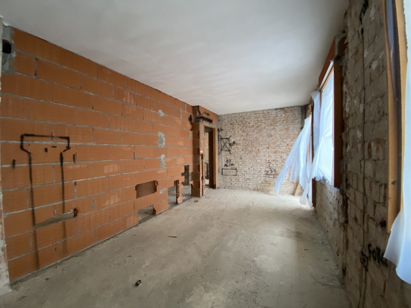 La Base Agenzia Immobiliare è lieta di presentare in vendita un delizioso appartamento trilocale ...