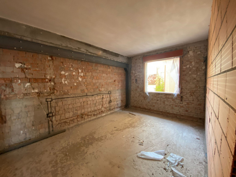 La Base Agenzia Immobiliare è lieta di presentare in vendita un delizioso appartamento trilocale ...