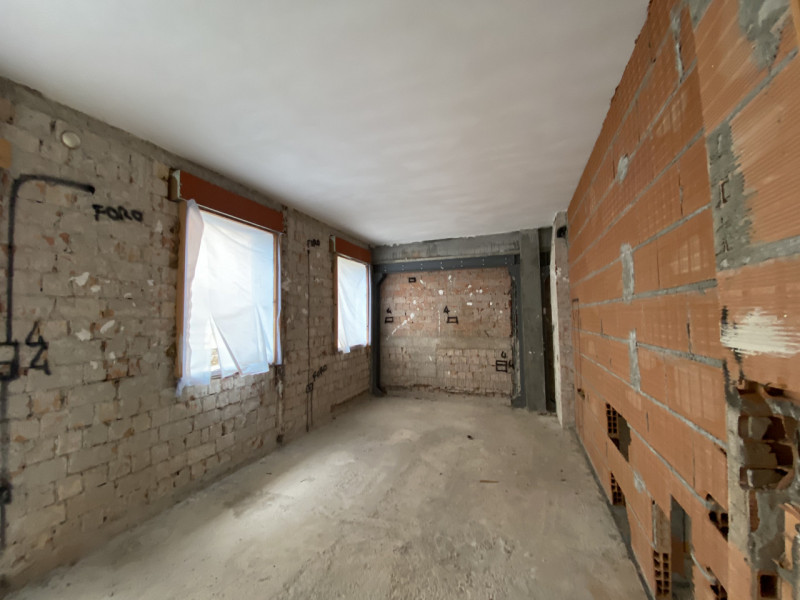 La Base Agenzia Immobiliare è lieta di presentare in vendita un delizioso appartamento trilocale ...