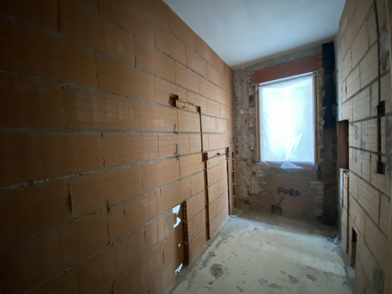 La Base Agenzia Immobiliare è lieta di presentare in vendita un delizioso appartamento trilocale ...