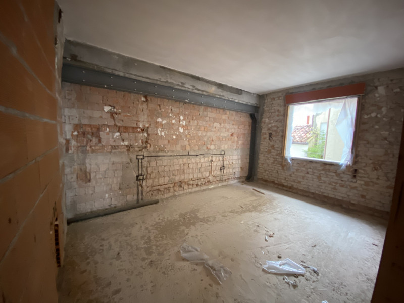 La Base Agenzia Immobiliare è lieta di presentare in vendita un delizioso appartamento trilocale ...