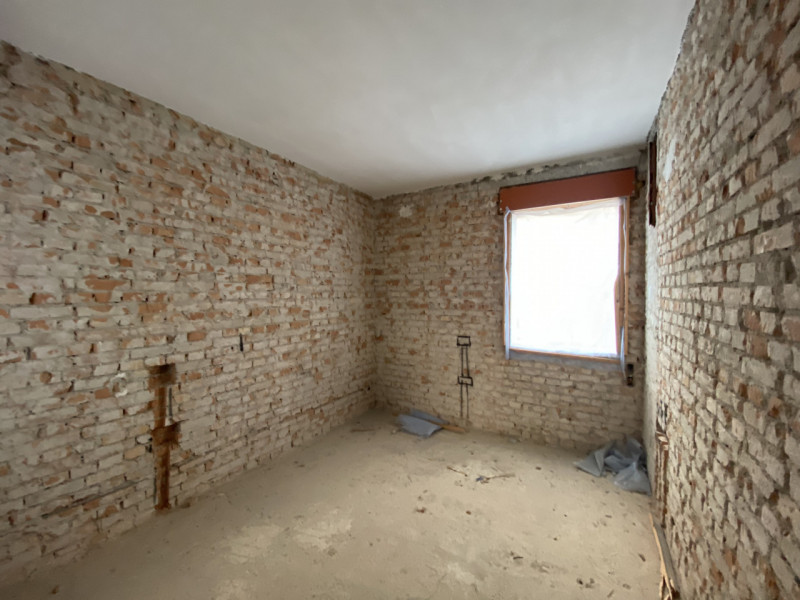 La Base Agenzia Immobiliare è lieta di presentare in vendita un delizioso appartamento trilocale ...