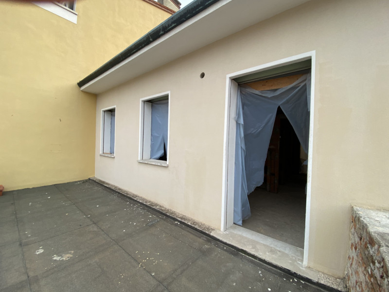 La Base Agenzia Immobiliare è lieta di presentare in vendita un delizioso appartamento trilocale ...