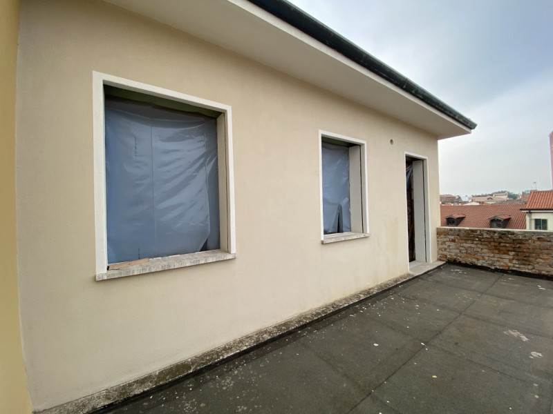 La Base Agenzia Immobiliare è lieta di presentare in vendita un delizioso appartamento trilocale ...