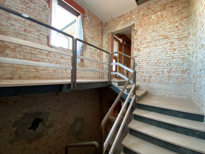 La Base Agenzia Immobiliare è lieta di presentare in vendita un delizioso appartamento trilocale ...