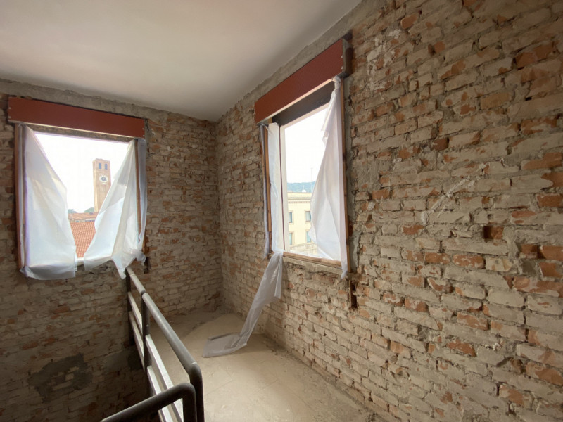 La Base Agenzia Immobiliare è lieta di presentare in vendita un delizioso appartamento trilocale ...