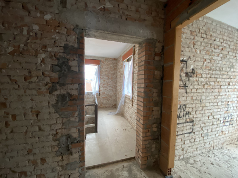 La Base Agenzia Immobiliare è lieta di presentare in vendita un delizioso appartamento trilocale ...