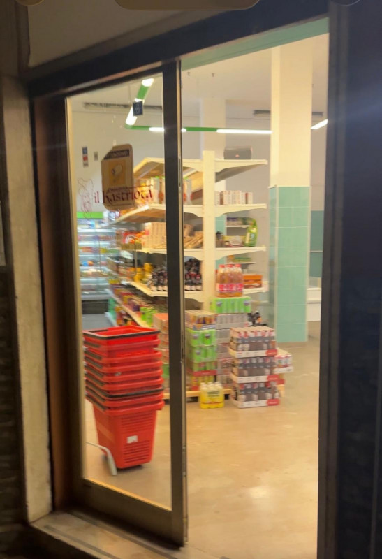Attività Commerciale Alimentari in Vendita, la Cessione Comprende Avviamento Attività e tutte le ...